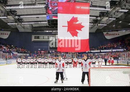 Ostrava, Tschechische Republik. 30 Dez, 2019. Hockey Spieler von Kanada, U20, feiern einen Sieg nach der 2020 IIHF World Junior Eishockey WM Gruppe B Match zwischen Deutschland und Kanada in Ostrava, Tschechische Republik, am 30. Dezember 2019. Credit: Petr Sznapka/CTK Photo/Alamy leben Nachrichten Stockfoto