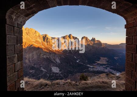 Alpenglühen bei Sonnenuntergang auf die Pale di San Martino Berg Gruppe. Blick auf San Martino di Castrozza Stadt. Die Dolomiten des Trentino. Alpen, Europa. Stockfoto