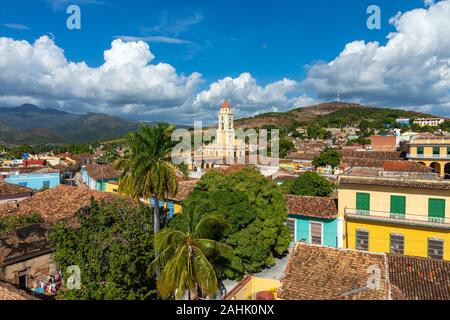 Trinidad, Panoramablick auf die Skyline mit Berge und Häuser aus der Kolonialzeit. Das Dorf ist ein UNESCO-Weltkulturerbe und den wichtigsten touristischen Sehenswürdigkeiten in der Karibik Isl Stockfoto