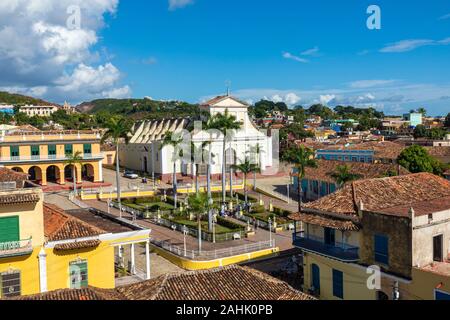 Trinidad, Panoramablick auf die Skyline mit Berge und Häuser aus der Kolonialzeit. Das Dorf ist ein UNESCO-Weltkulturerbe und den wichtigsten touristischen Sehenswürdigkeiten in der Karibik Isl Stockfoto