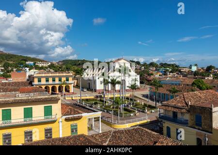 Trinidad, Panoramablick auf die Skyline mit Berge und Häuser aus der Kolonialzeit. Das Dorf ist ein UNESCO-Weltkulturerbe und den wichtigsten touristischen Sehenswürdigkeiten in der Karibik Isl Stockfoto