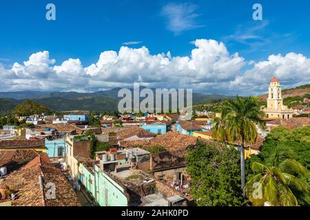 Trinidad, Panoramablick auf die Skyline mit Berge und Häuser aus der Kolonialzeit. Das Dorf ist ein UNESCO-Weltkulturerbe und den wichtigsten touristischen Sehenswürdigkeiten in der Karibik Isl Stockfoto