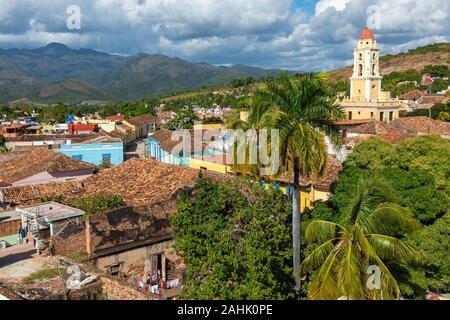 Trinidad, Panoramablick auf die Skyline mit Berge und Häuser aus der Kolonialzeit. Das Dorf ist ein UNESCO-Weltkulturerbe und den wichtigsten touristischen Sehenswürdigkeiten in der Karibik Isl Stockfoto