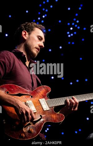 Alex Munk spielt Gitarre mit Sam Rapley sagenumwobenen, Scarborough Jazz Festival 2019 Stockfoto