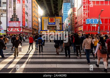 März 5, 2019: Menschen auf der Straße in Akihabara zu überqueren. Tokio, Japan Stockfoto