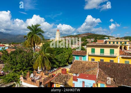 Trinidad, Panoramablick auf die Skyline mit Berge und Häuser aus der Kolonialzeit. Das Dorf ist ein UNESCO-Weltkulturerbe und den wichtigsten touristischen Sehenswürdigkeiten in der Karibik Isl Stockfoto