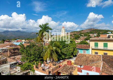 Trinidad, Panoramablick auf die Skyline mit Berge und Häuser aus der Kolonialzeit. Das Dorf ist ein UNESCO-Weltkulturerbe und den wichtigsten touristischen Sehenswürdigkeiten in der Karibik Isl Stockfoto