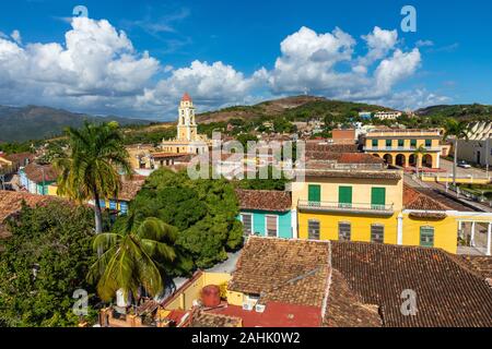 Trinidad, Panoramablick auf die Skyline mit Berge und Häuser aus der Kolonialzeit. Das Dorf ist ein UNESCO-Weltkulturerbe und den wichtigsten touristischen Sehenswürdigkeiten in der Karibik Isl Stockfoto