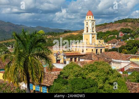 Trinidad, Panoramablick auf die Skyline mit Berge und Häuser aus der Kolonialzeit. Das Dorf ist ein UNESCO-Weltkulturerbe und den wichtigsten touristischen Sehenswürdigkeiten in der Karibik Isl Stockfoto