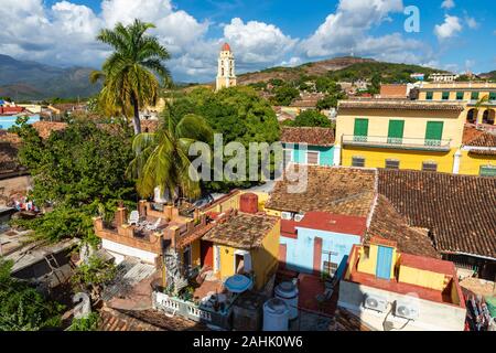 Trinidad, Panoramablick auf die Skyline mit Berge und Häuser aus der Kolonialzeit. Das Dorf ist ein UNESCO-Weltkulturerbe und den wichtigsten touristischen Sehenswürdigkeiten in der Karibik Isl Stockfoto