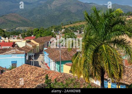 Trinidad, Panoramablick auf die Skyline mit Berge und Häuser aus der Kolonialzeit. Das Dorf ist ein UNESCO-Weltkulturerbe und den wichtigsten touristischen Sehenswürdigkeiten in der Karibik Isl Stockfoto