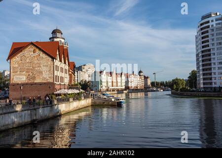 KALININGRAD, Russland - September 04, 2019: Blick auf die Gebäude am Fischerdorf in Kaliningrad, Russland. Stockfoto