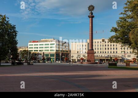 Platz des Sieges in Kaliningrad. Russische Emblem auf der oben in der Spalte. Kaliningrad Stockfoto