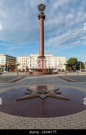 Platz des Sieges in Kaliningrad. Russische Emblem auf der oben in der Spalte. Kaliningrad Stockfoto