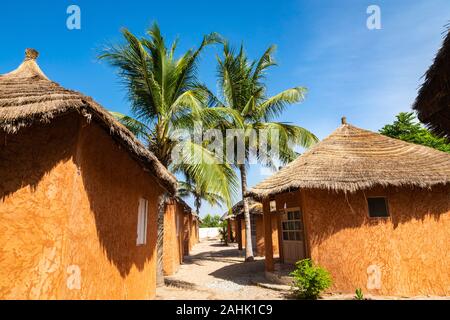 Traditionelle tourist resort in Senegal. Große grüne Palmen. Stockfoto