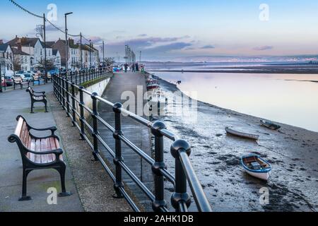 Appledore, North Devon, England. Montag 30. Dezember 2019. UK Wetter. Nach einem sonnigen Tag mit gebrochenen Cloud in North Devon, in der Dämmerung gibt es einen Schauer in der Luft, als Touristen die letzten Sonnenstrahlen im Küstenort Appledore genießen. Terry Mathews/Alamy Leben Nachrichten. Stockfoto