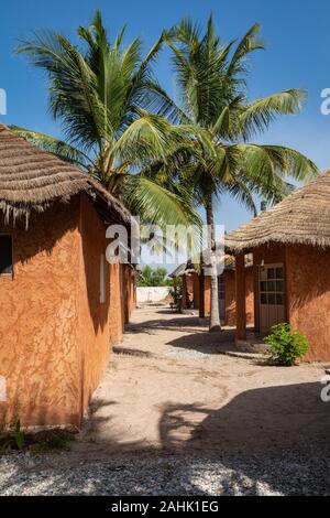 Traditionelle tourist resort in Senegal. Große grüne Palmen. Stockfoto