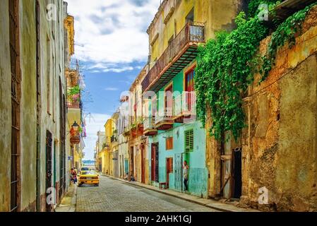 Havanna, Kuba, Juli 2019, urbane Szene in der farbenfrohen Calle Santa Clara im ältesten Teil der Stadt Stockfoto