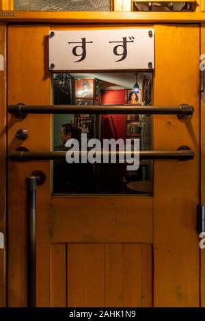 März 6, 2019: Eine bunte kleine Bar in der Golden Gai in Shinjuku. Tokio, Japan Stockfoto