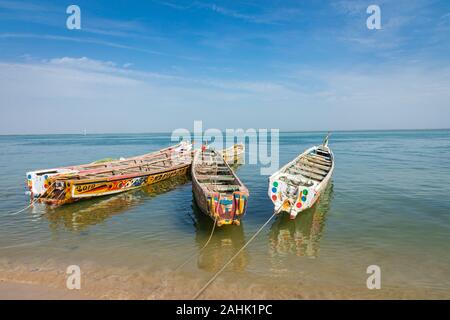 Traditionelle lackiert Holz Fischerboot in Djiffer, Senegal. West Afrika. Stockfoto