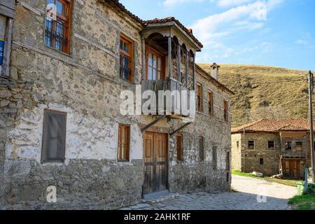 Alte Häuser in dem kleinen Dorf Agios Germanos nahe Lake Prespa in der Gemeinde Prespes, Mazedonien, im Norden Griechenlands. Stockfoto