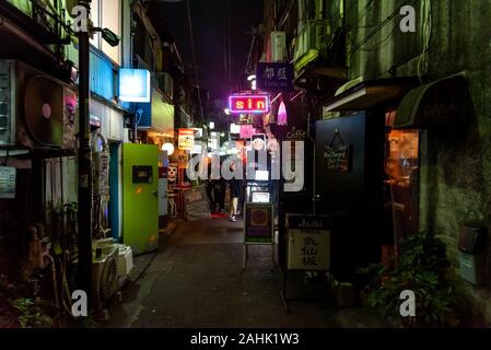 März 6, 2019: Bunte kleine Bars in der Golden Gai in Shinjuku. Tokio, Japan Stockfoto