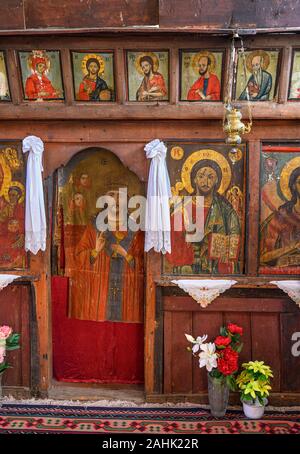 Symbole der Heiligen auf der templon in der Kleinen 18 cen, Kirche des Agios Athanasios im Dorf Agios Germanos nahe Lake Prespa in der prespes Mun Stockfoto