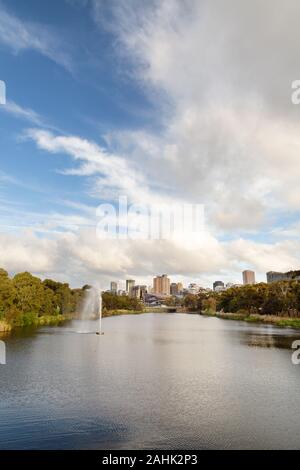 Adelaide Australien - Blick auf den Fluss Torrens, oder Karrawirra Parri, Zentrum von Adelaide an einem sonnigen Abend im Frühjahr, Adelaide, South Australia Australi Stockfoto