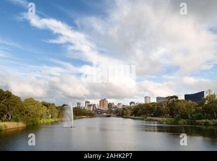 Adelaide Australien - Blick auf den Fluss Torrens, oder Karrawirra Parri, Zentrum von Adelaide an einem sonnigen Abend im Frühjahr, Adelaide, South Australia Australi Stockfoto