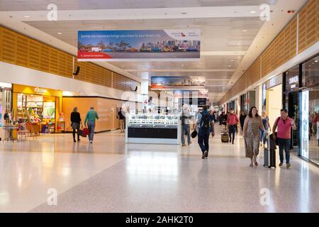 Sydney Flughafen, Passagiere im Abflugbereich des Terminal, Sydney, Australien Stockfoto