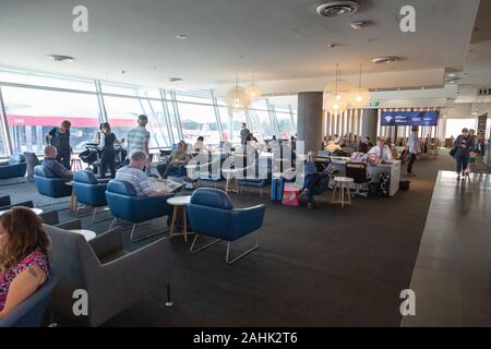 Sydney Flughafen, Passagiere im Abflugbereich des Terminal, Sydney, Australien Stockfoto