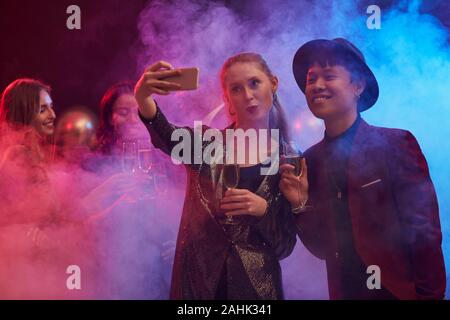 Porträt eines jungen Paares unter selfie Foto auf dnce Stock und genießen Sie Party im Night Club Stockfoto