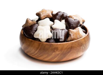 Zucker und Schokolade glasiert saisonale gewürzt Cookies in Houten isoliert auf weißem Stockfoto