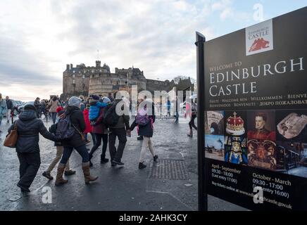 Touristen gehen Sie die Esplanade in Richtung Schloss Edinburgh, Edinburgh, Schottland. Stockfoto