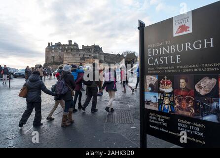 Touristen gehen Sie die Esplanade in Richtung Schloss Edinburgh, Edinburgh, Schottland. Stockfoto