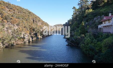 Glatte Felsen von den South Esk River in Cataract Gorge - Launceston, Tasmanien, Australien, erodiert Stockfoto