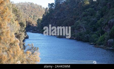 Glatte Felsen von den South Esk River in Cataract Gorge - Launceston, Tasmanien, Australien, erodiert Stockfoto