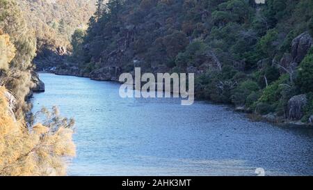 Glatte Felsen von den South Esk River in Cataract Gorge - Launceston, Tasmanien, Australien, erodiert Stockfoto