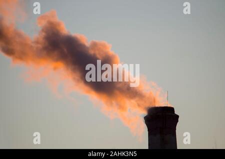 Hellen farbigen Rauch aus der Fabrik, die von der Sonne beleuchtet. Close-up. Stockfoto