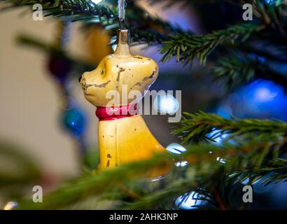 Eine alte sowjetische Glas zerkratzt Puppy Toy am Weihnachtsbaum Hängen Stockfoto