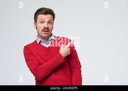 Verwirrt verwirrte Junge Mann Pointing Finger auf Platz kopieren Stockfoto
