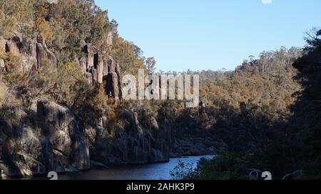 Glatte Felsen von den South Esk River in Cataract Gorge - Launceston, Tasmanien, Australien, erodiert Stockfoto