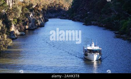 Glatte Felsen von den South Esk River in Cataract Gorge - Launceston, Tasmanien, Australien, erodiert Stockfoto