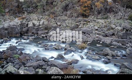 Glatte Felsen von den South Esk River in Cataract Gorge - Launceston, Tasmanien, Australien, erodiert Stockfoto