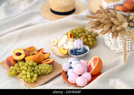 Stilvolle Sommer Picknick auf einer weißen Decke Stockfoto