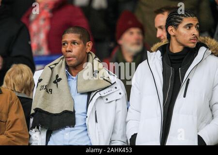 SHEFFIELD, ENGLAND - 29. Dezember Ehemalige Sheffield Mittwoch player Carlton Palmer und seinen Sohn während der Sky Bet Championship Match zwischen Sheffield Mittwoch und Cardiff City in Hillsborough, Sheffield am Sonntag, den 29. Dezember 2019. (Credit: Mark Fletcher | MI Nachrichten (Foto darf nur für Zeitung und/oder Zeitschrift redaktionelle Zwecke verwendet werden, eine Lizenz für die gewerbliche Nutzung erforderlich Stockfoto