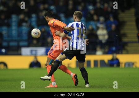 SHEFFIELD, ENGLAND - 29. Dezember Robert Glatzel von Cardiff City Kämpfe mit Tom Lees von Sheffield Mittwoch während der Sky Bet Championship Match zwischen Sheffield Mittwoch und Cardiff City in Hillsborough, Sheffield am Sonntag, den 29. Dezember 2019. (Credit: Mark Fletcher | MI Nachrichten (Foto darf nur für Zeitung und/oder Zeitschrift redaktionelle Zwecke verwendet werden, eine Lizenz für die gewerbliche Nutzung erforderlich Stockfoto