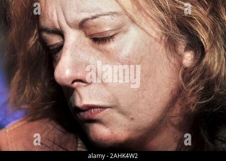 Alkoholische Frau mit schweren Depressionen. Stockfoto