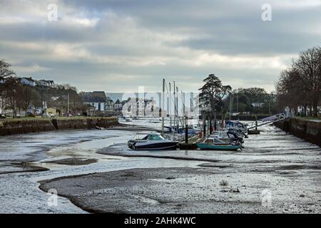 Anker Boote bei Ebbe in Kingsbridge Creek, Devon Stockfoto