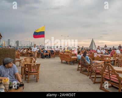 Cartagena de Indias, Kolumbien, 13. November 2019 - Menschen warten auf den Sonnenuntergang im Cafe del Mar in Cartagena de Indias, Kolumbien Stockfoto